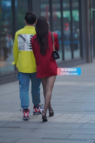 街拍性感嘿丝御姐女友