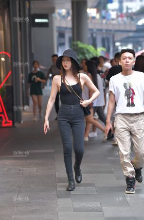 查看完整内容：紧身黑色牛仔裤美女 - 共25张图片