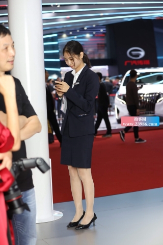 查看完整内容：端庄的制服美女 - 共18张图片