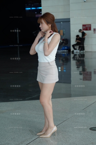 查看完整内容：超短裙丰腴身材高跟美女 - 共18张图片