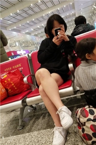 查看完整内容：4k超清，候车室拍摄裸腿美女，相貌平平腿不错（视频版） - 共8张图片