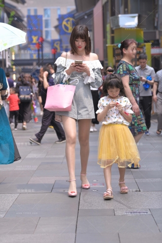 街拍喜欢穿R丝的宝妈