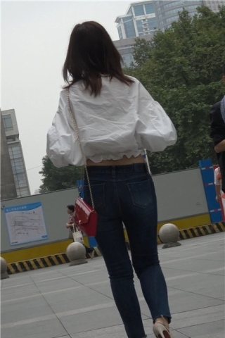 4K - 紧身蓝牛白衬衫街拍性感高跟鞋气质美女姐姐[0.98 GB]（视频版）