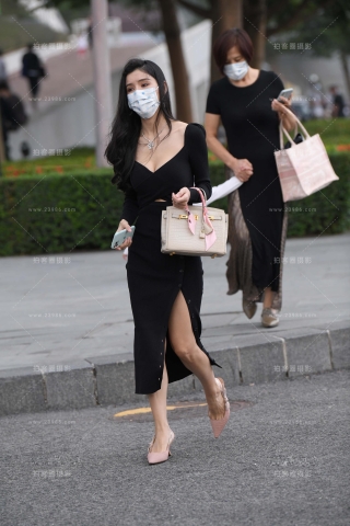 黑色深V开叉长裙美女