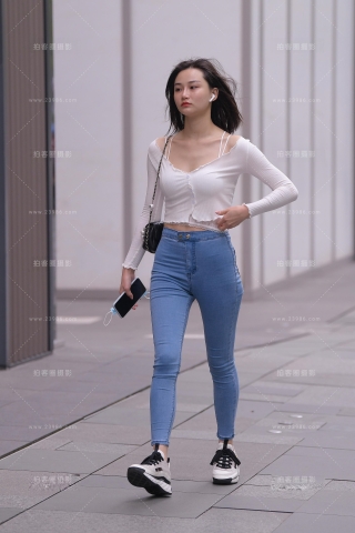 查看完整内容：秋意紧牛美女 - 共17张图片