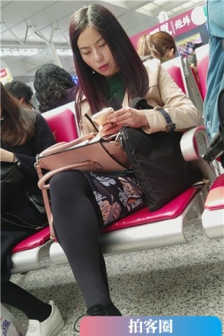 查看完整内容：4k-等车的黑丝美腿姐姐有点困了（视频版） - 共6张图片