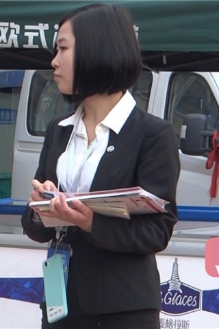 街拍黑色鱼嘴高跟制服促销员短发美眉（视频版）