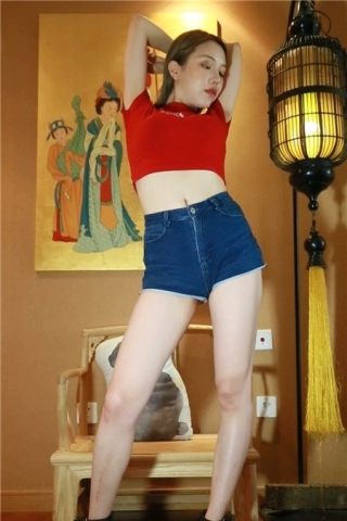 查看完整内容：超短牛仔热裤性感美腿红衣女神 [421 MB]（视频版） - 共6张图片