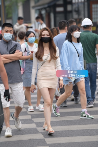 抓拍米色超短裙小美女~