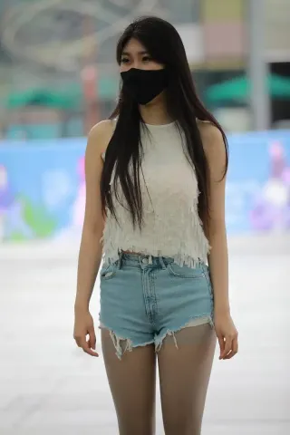 查看完整内容：丝袜热裤美女【原图➕视频】（完整版） - 共5张图片