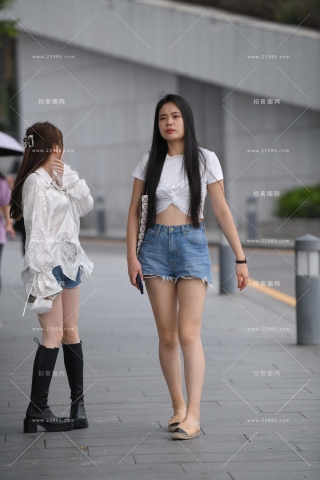 偶遇热裤美腿美眉