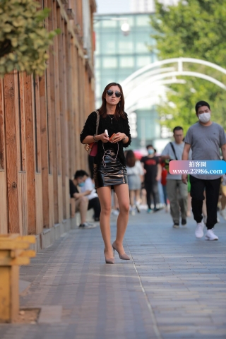 街拍性感的皮裙大长腿美女