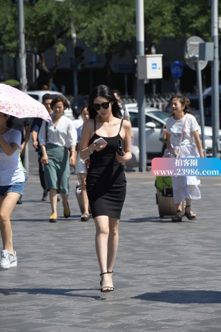 街拍黑色吊带裙高跟美女