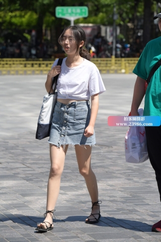 街拍牛仔裙白T恤眼镜妹