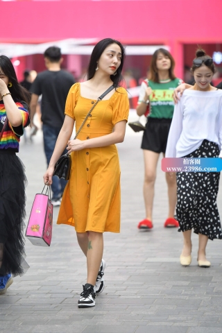 街拍黄色长裙长发姐姐