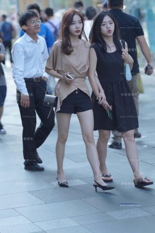 漂亮的美腿小姐姐跟闺蜜逛街