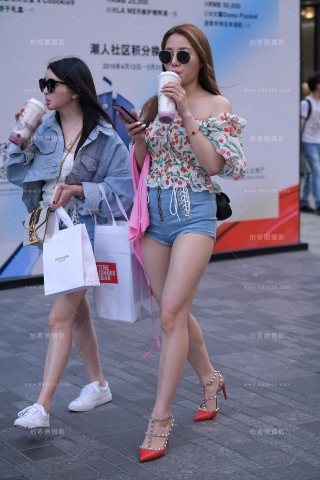 【街拍之魂赛帖】喝果茶的热裤长腿