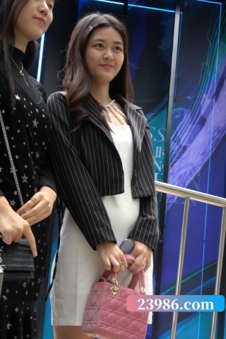 查看完整内容：4K - 街拍白短裙美腿高跟御姐美女 [1.52 GB/MP4]（视频版） - 共10张图片