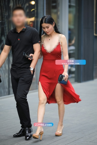【凯恩赛帖】低胸养眼长裙 凸显性感女人味!