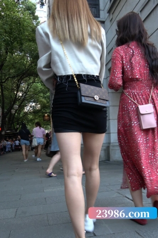 4K - 黑色短裙性感街拍美女 [1.72 GB/MP4]（视频版）