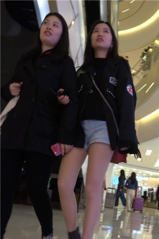 4K - 跟闺蜜逛商场的超短热裤街拍肉丝袜美女[1.31 GB]（视频版）