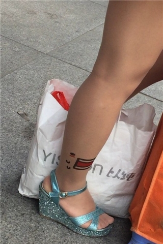 近距离特写美腿丝足破高跟鞋少妇（视频版）