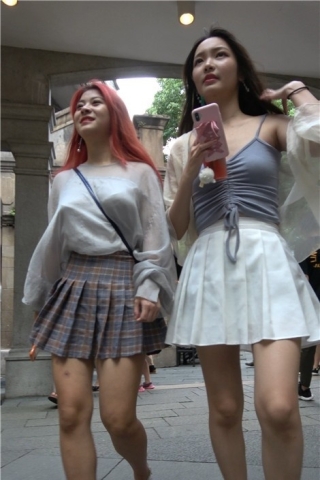 4K - 白色短裙吊带衫街拍凉高跟美女 [1.48 GB]（视频版）