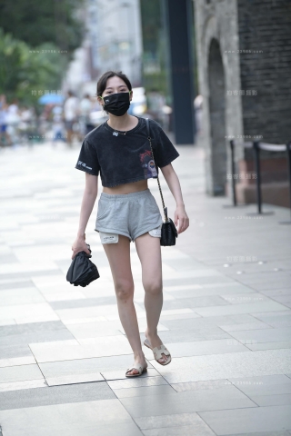 街拍居家热裤，较小美眉