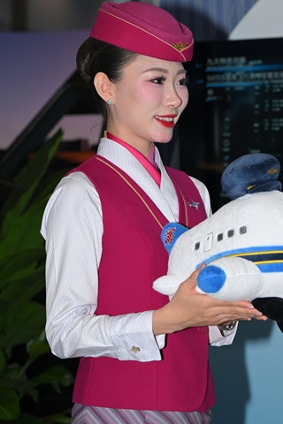 查看完整内容：南航空姐-手持飞机呢（完整版） - 共19张图片