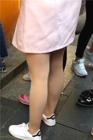 街拍粉裙丝袜美丽小清新学生妹（视频版）