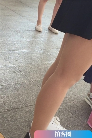 地铁上的小清新可爱萌妹子，墨镜很夸张（视频版）