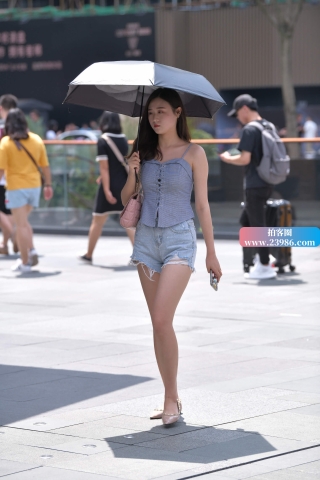 有点忧郁的热牛小姐姐