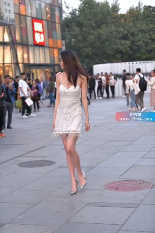 街拍低胸性感美女