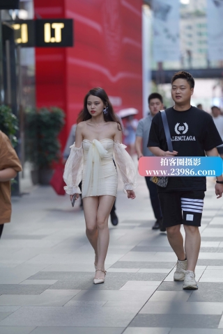 街拍紧身抹胸裙美眉