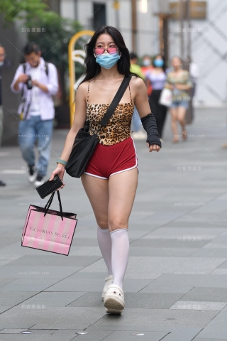 查看完整内容：红色运动热裤 - 共17张图片