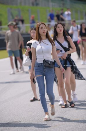 查看完整内容：苗条身材蓝牛小姐姐（完整版） - 共15张图片