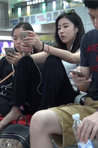 查看完整内容：4K - 坐姿霸气的雪嫩玉足美眉 [1.86 GB/MP4] （视频版） - 共7张图片