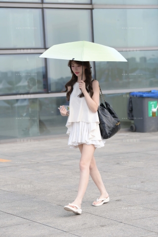 白裙白皙小姐姐