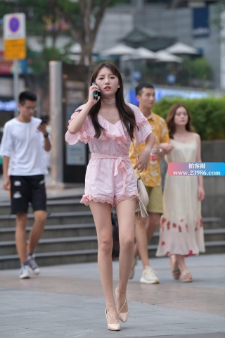 街拍米色高跟鞋粉色系女孩