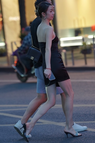 黑色抹胸短裙美女