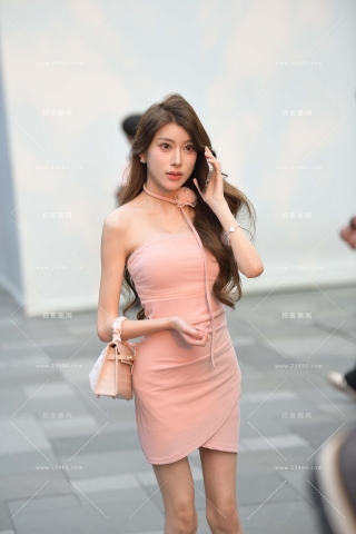 街拍粉色裙，美足美眉
