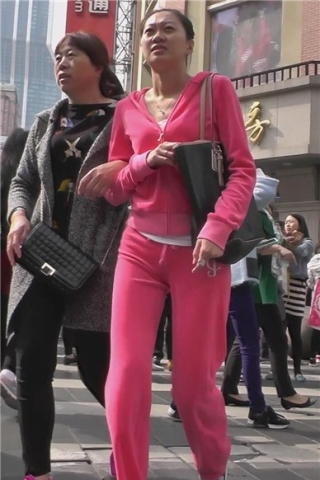 查看完整内容：街拍粉色运动装美女，这种装扮很吸引人 [932 MB]（视频版） - 共10张图片