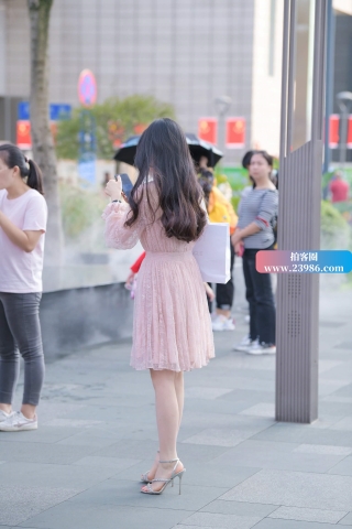 街拍粉色连衣裙凉高美女