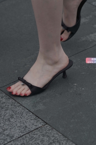 苗条的白衬衫小姐姐