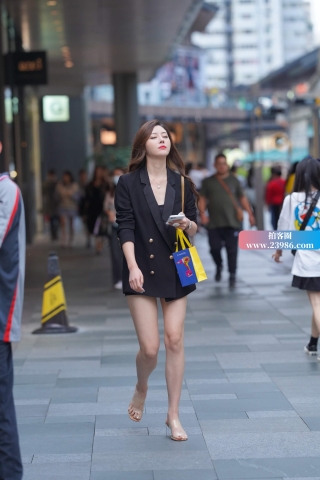 街拍性感美腿御姐