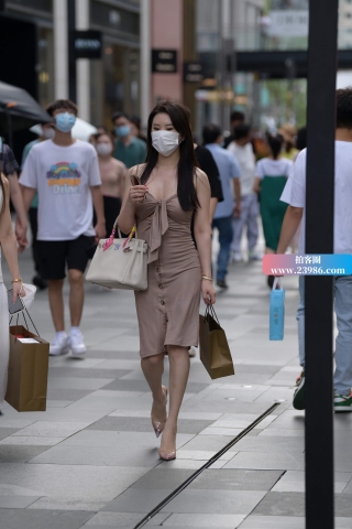 查看完整内容：气质美女逛街购物 - 共21张图片