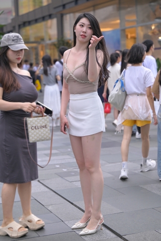 偶遇爆乳长腿妹【原图➕视频】