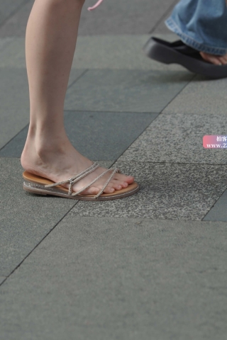 街拍粉色长裙美女