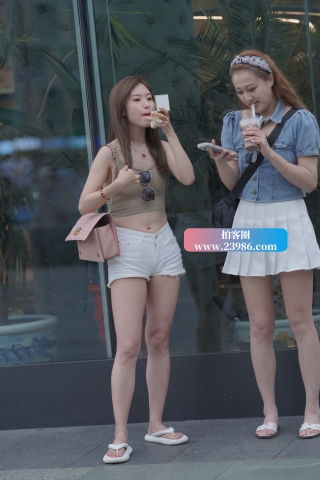 人字拖，月牙臀美眉