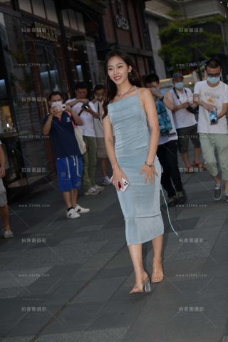 搭讪露背长裙美女